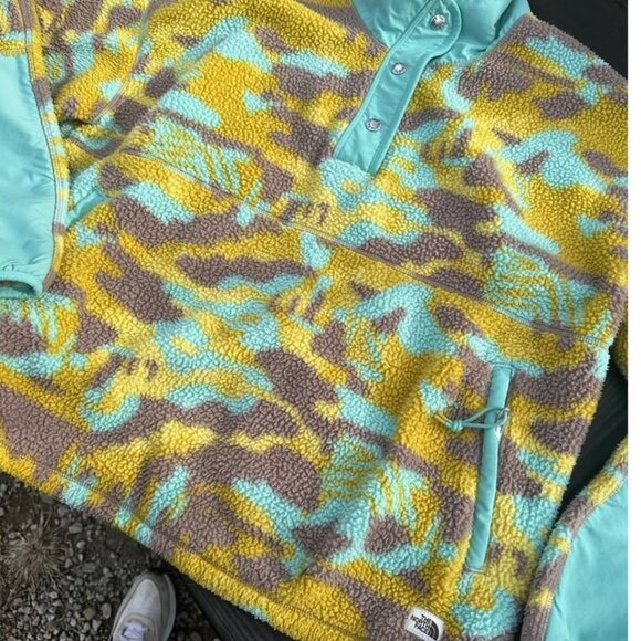 The north face fleece button snap pullover. XL - Picture 2 of 5